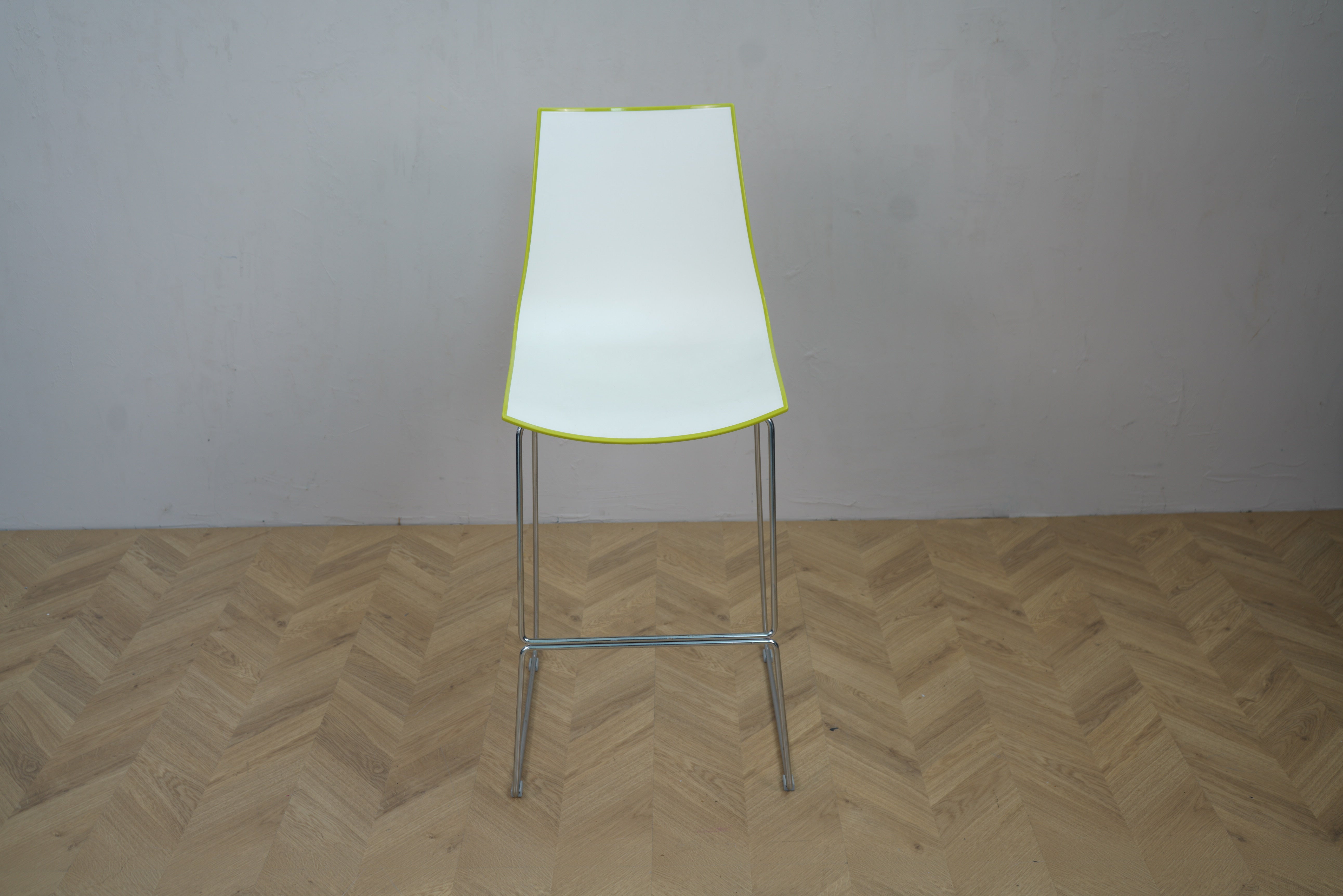 Pedrali 3D barstol med mat hvid forside, krom stel og fodhviler – frontvisning, siddehøjde 75 cm